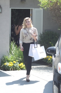 49131059_chloe-grace-moretz-instyle-s-day-of-indulgence-party-in-brentwood-40.jpg