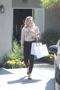 49131063_chloe-grace-moretz-instyle-s-day-of-indulgence-party-in-brentwood-41.jpg