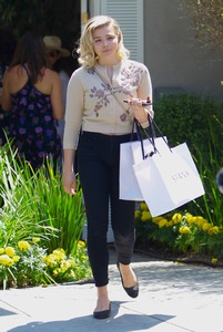 49131083_chloe-grace-moretz-instyle-s-day-of-indulgence-party-in-brentwood-47.jpg