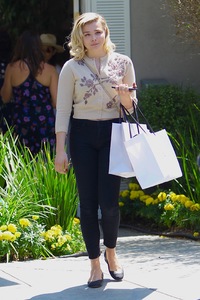 49131087_chloe-grace-moretz-instyle-s-day-of-indulgence-party-in-brentwood-48.jpg