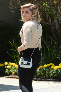49131109_chloe-grace-moretz-instyle-s-day-of-indulgence-party-in-brentwood-54.jpg