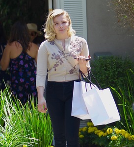 49131117_chloe-grace-moretz-instyle-s-day-of-indulgence-party-in-brentwood-57.jpg