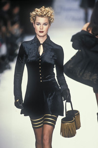 chantal-thomas-fw-1994-2.thumb.jpg.eda2c0e1d9ba7041be5e16abfa0a0ee9.jpg