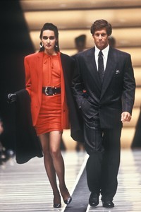 versace-fw-1987-1.thumb.JPEG.2b88ed41a0e735471bb2e411f9de9f86.JPEG