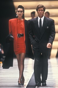 versace-fw-1987-2.thumb.JPEG.09714e67297ff9266bfb3adabb88750c.JPEG