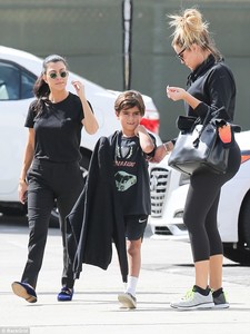 449AF0E600000578-4911908-Sibling_bonding_Kourtney_38_and_Khloe_Kardashian_33_were_spotted-a-3_1506129223949.jpg