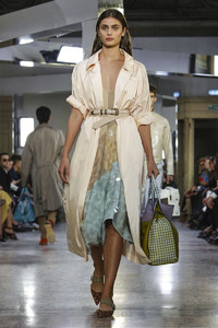 Bottega-Veneta-RTW-SS18-Milan-6239-1506160981-bigthumb.thumb.jpg.b7b37062f4fd164e1fc790fc60bbe600.jpg