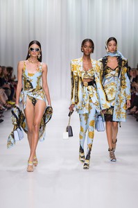 versace_women_SS18-(31).thumb.jpg.e08bcdb861b0e8510d19cd054efdbe12.jpg