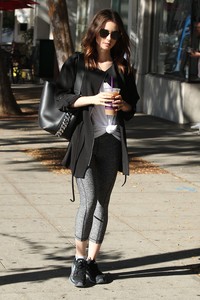 53491116_lily-collins-5.jpg