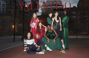 59e8f51f81b76_Valentino_Resort_Vogue201711_03.thumb.jpg.09ea3fe1c732698452cdcbe3d6198a31.jpg