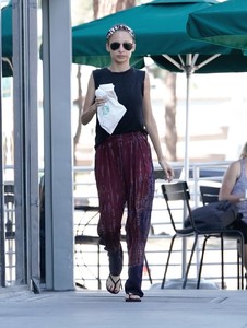 nicole-richie-out-in-la-10-16-2017-0.jpg