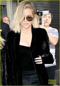 pregnant-khloe-kardashian-continues-promoting-good-american-in-nyc-04.jpg