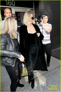 pregnant-khloe-kardashian-continues-promoting-good-american-in-nyc-05.jpg