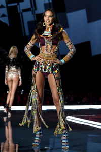 5a13010ac0a56_LaisRibeiro2017VictoriaSecretFashioni0b06Wtr9u5x.thumb.jpg.f5cc8d2f0d2a86d48c9050e6d50bccd5.jpg