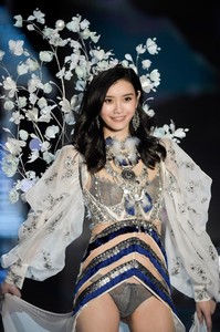 Ming+Xi+2017+Victoria+Secret+Fashion+Show+Yw_L3Z2mN7bx.jpg