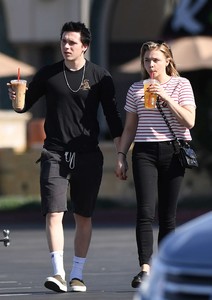 Chloe-Moretz-with-Brooklyn-Beckham-gabbing-iced-coffees--15.jpg