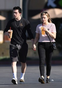 Chloe-Moretz-with-Brooklyn-Beckham-gabbing-iced-coffees--17.jpg