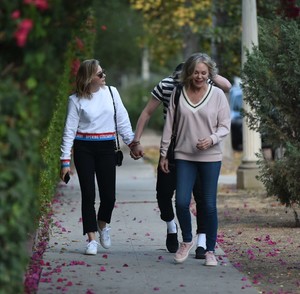 Chloe-Moretz-with-her-mom-and-Brooklyn-Beckham-out-in-LA--01.jpg