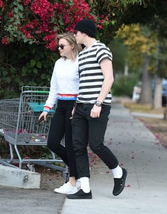 Chloe-Moretz-with-her-mom-and-Brooklyn-Beckham-out-in-LA--02.jpg