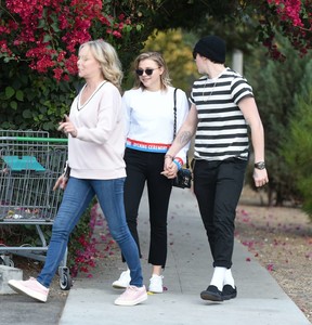 Chloe-Moretz-with-her-mom-and-Brooklyn-Beckham-out-in-LA--10.jpg