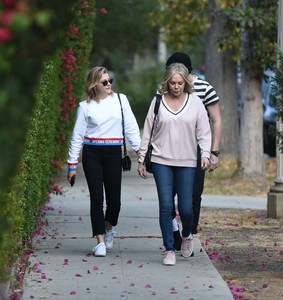 Chloe-Moretz-with-her-mom-and-Brooklyn-Beckham-out-in-LA--12.jpg