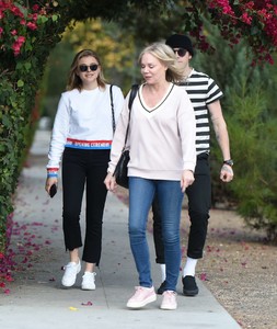 Chloe-Moretz-with-her-mom-and-Brooklyn-Beckham-out-in-LA--17.jpg