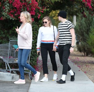 Chloe-Moretz-with-her-mom-and-Brooklyn-Beckham-out-in-LA--20.jpg