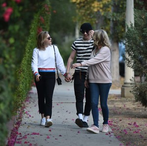 Chloe-Moretz-with-her-mom-and-Brooklyn-Beckham-out-in-LA--22.jpg
