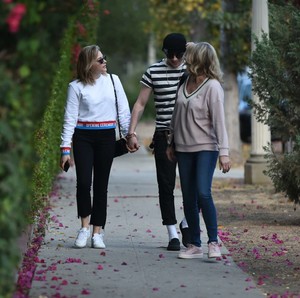 Chloe-Moretz-with-her-mom-and-Brooklyn-Beckham-out-in-LA--26.jpg