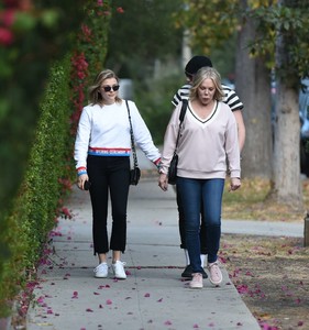 Chloe-Moretz-with-her-mom-and-Brooklyn-Beckham-out-in-LA--27.jpg