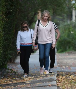 Chloe-Moretz-with-her-mom-and-Brooklyn-Beckham-out-in-LA--33.jpg