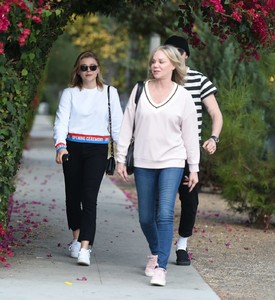 Chloe-Moretz-with-her-mom-and-Brooklyn-Beckham-out-in-LA--34.jpg
