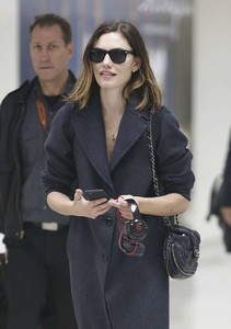 Phoebe-Tonkin-at-LAX-International-Airport--03.thumb.jpg.8573023f4b17d10129290723f703d724.jpg