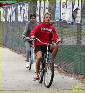 justin-bieber-selena-gomez-bike-ride-together-02.jpg