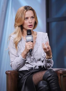 petra-nemcova-at-build-studio-discussing-hands-and-hearts-smart-response-11-14-2017-1.jpg