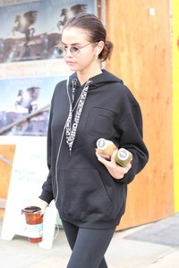 selena-gomez-at-alfred-coffee-in-la-11317-29.jpg