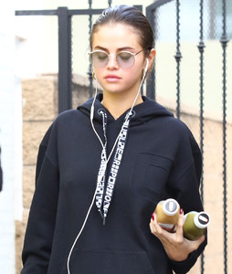 selena-gomez-at-alfred-coffee-in-la-11317-3.jpg