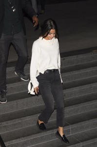 selena-gomez-leaving-mortons-steakhouse-in-la-11317-10.jpg