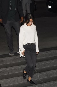 selena-gomez-leaving-mortons-steakhouse-in-la-11317-4.jpg