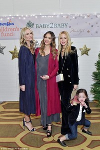 476B420B00000578-0-Photobomb_Rachel_Zoe_s_son_Skyler-a-31_1513563936677.jpg