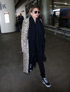 Nicole+Richie+Nicole+Richie+Takes+Flight+LAX+JrSOhFhUwv7x.jpg