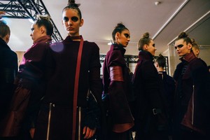 edie_sacai_aw16_thelovemagazine_3.thumb.jpeg.30b825b8497f8cbf8f96ff35fe37c6c0.jpeg