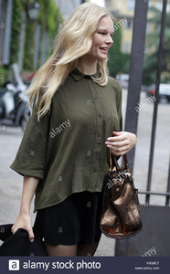 anna-ewers-alexander-wang-face-anna-ewers-leaving-blumarine-ss-2015-K9G8C7.jpg