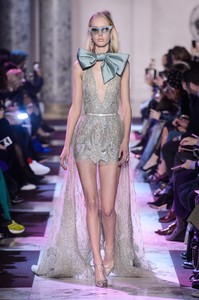 elie-saab-hc-rs18-0019.thumb.jpg.58b91d7d41c5e9e6fb567cf51f77e3a0.jpg