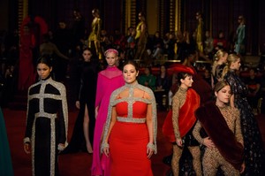 5a80db6e2521f_siriano-rf18-1097(1).thumb.jpg.c17e243a33b736c0329f45cc1a03210a.jpg