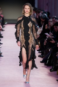 blumarine-rf18-0377.thumb.jpg.c060ae2a7e1ec26128462ee0072fe139.jpg