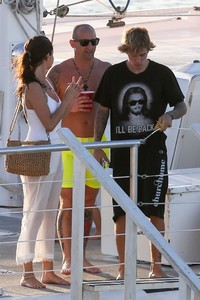 selena-gomez-and-justin-bieber-sailing-with-the-family-in-jamaica-02-22-2018-0.jpg