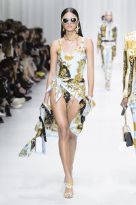 versace-rs18-5885.thumb.jpg.507853bc721f767fb27f55ff265dbdad.jpg