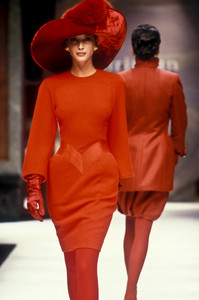 christian-dior-hc-fw-1993-6.thumb.jpg.ceb5ef288c8628b31a35c2b511ae9e2f.jpg