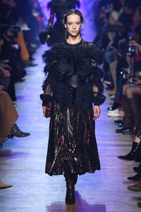 elie-saab-fw18hannahr2-2.thumb.jpg.ce2a13428710899969ef35792baf94a2.jpg